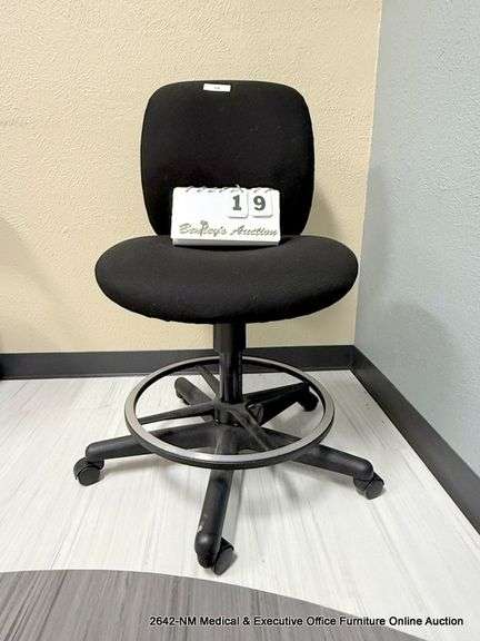 BLACK OFFICE CHAIR ON CASTERS