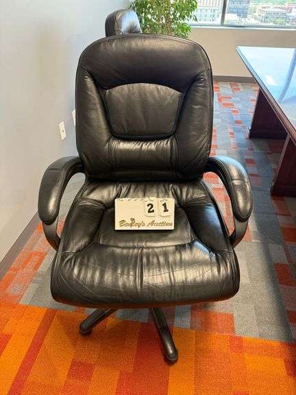 BLACK LEATHER ARM CHAIR W/ CASTERS
