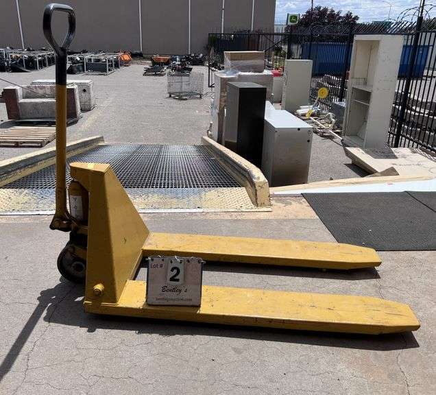 UNKNOWN BRAND PALLET JACK, (DOES NOT LIFT)
