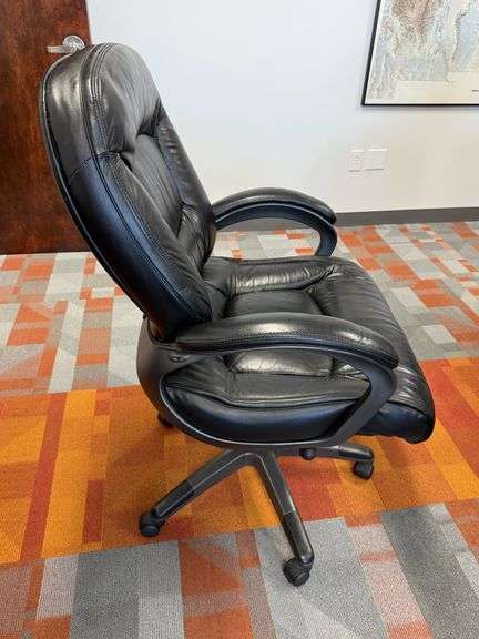 BLACK LEATHER ARM CHAIR W/ CASTERS