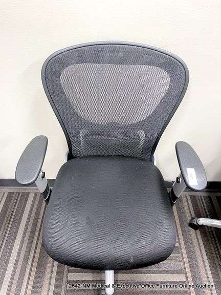 9-5 BLACK ARM CHAIR ON CASTERS