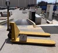 UNKNOWN BRAND PALLET JACK, (DOES NOT LIFT)