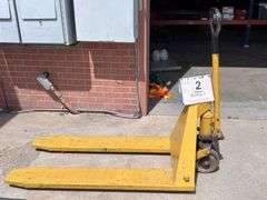 UNKNOWN BRAND PALLET JACK, (DOES NOT LIFT)
