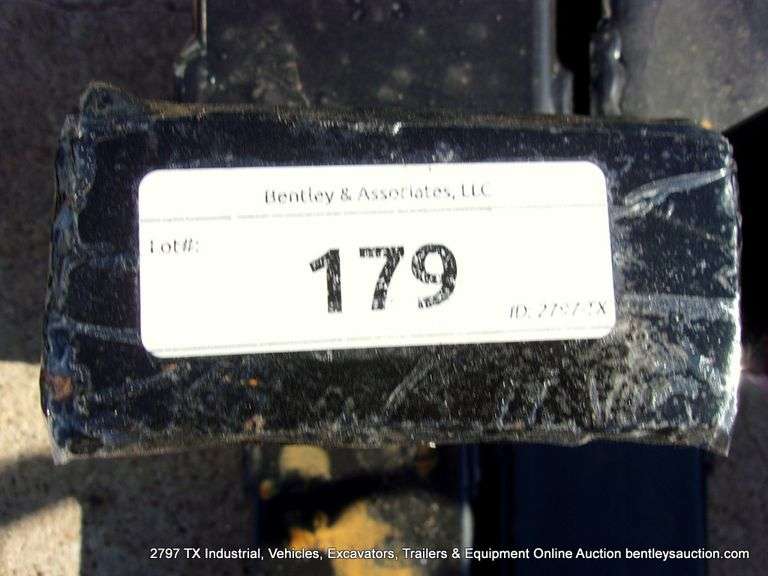 WOLVERINE BUCKET ATTACH 60" PALLET FORKS 4000 LB CAPACITY ATTACHMENT MODEL: TF2-66-4000G, S# ZW-0036