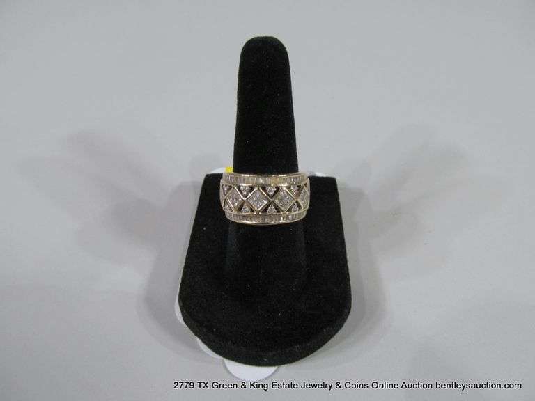 14KT YELLOW GOLD BAGUETTE & CLUSTER W/ SOLITAIRE DIAMOND LADIES' RING, THATCH PATTERN, SIZE 7