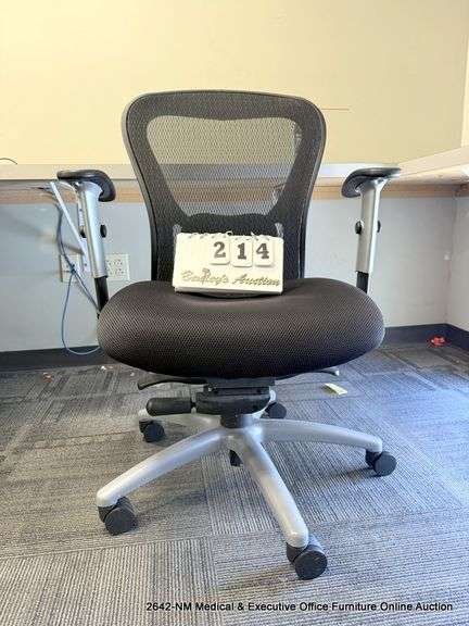 9-5 BLACK OFFICE CHAIR ON CASTERS