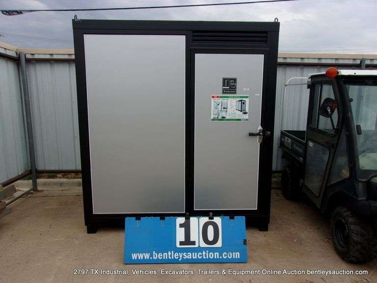 HEAVY DUTY PORTABLE RESTROOM, KJ MODEL: K1522, SIZE: 7'4" X 5' X 8', S/N KJ2506371