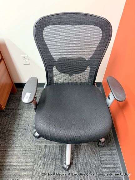 9-5 SEATING BLACK OFFICE CHAIR ON CASTERS