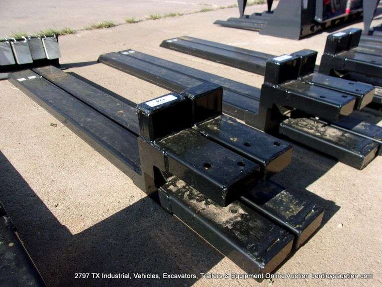 WOLVERINE BUCKET ATTACH 60" PALLET FORKS 4000 LB CAPACITY ATTACHMENT MODEL: TF2-66-4000G, S# ZW-0036