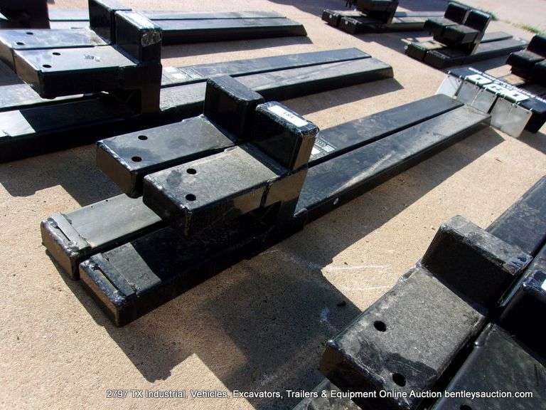 WOLVERINE BUCKET ATTACH 60" PALLET FORKS 4000 LB CAPACITY ATTACHMENT MODEL: TF2-66-4000G, S# ZW-0014