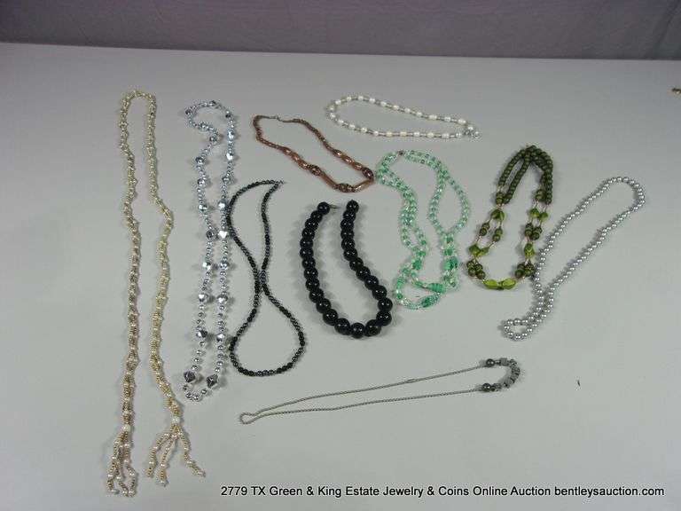 BAG: 10 ASSORTED MIXED BEADED FASHION NECKLACES