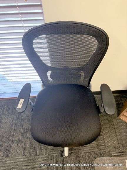 9-5 SEATING BLACK OFFICE CHAIR ON CASTERS