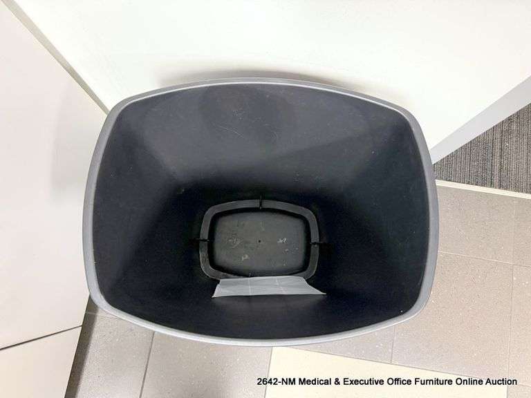 BLACK TRASHCAN