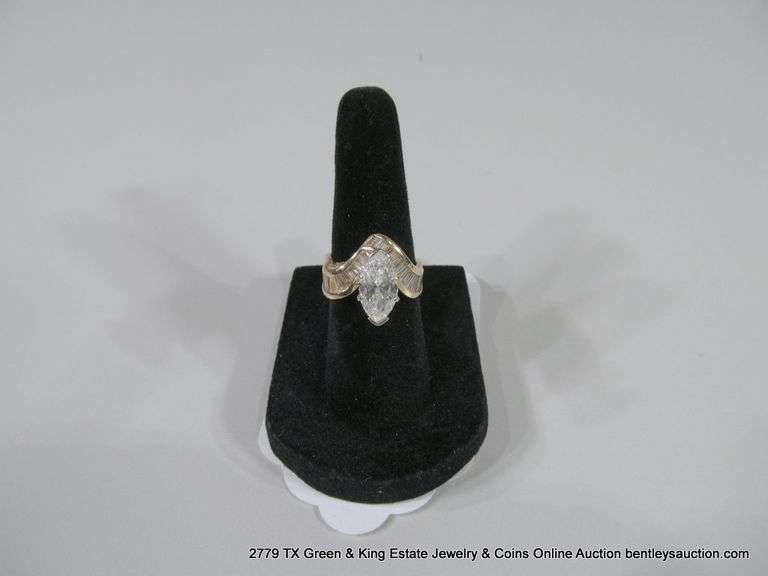 MARQUISE & BAGUETTE LADIES' DIAMOND RING: 14K YELLOW GOLD, 2.01 MARQUISE DIAMOND, APPROX. 1 CT. TW. 