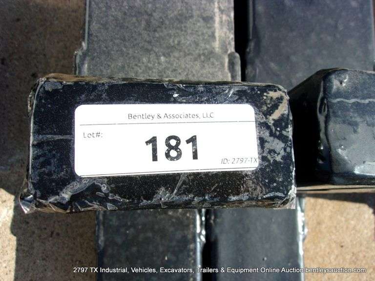 WOLVERINE BUCKET ATTACH 60" PALLET FORKS 4000 LB CAPACITY ATTACHMENT MODEL: TF2-66-4000G, S# ZW-0014