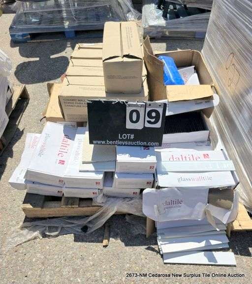 PALLET: ASSORTED TILES - CERAMIC WALL TILE TRIMS, DALTILE GLASS WALL TILES