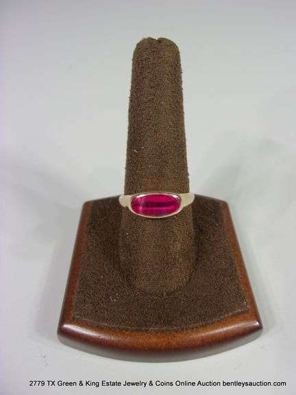GOLD RING: PINK TONED RUBY, OVAL STONE, SIZE 10 1/4