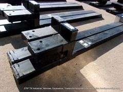 WOLVERINE BUCKET ATTACH 60" PALLET FORKS 4000 LB CAPACITY ATTACHMENT MODEL: TF2-66-4000G, S# ZW-0014