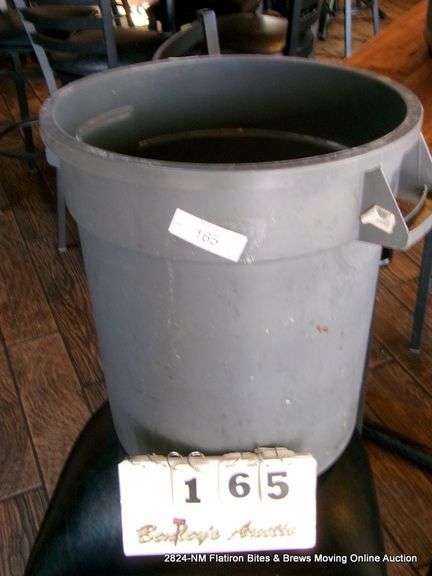 SMALL PLASTIC TRASH CAN