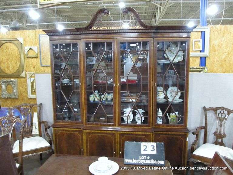 MAHOGANY CHIPPENDALE-STYLE 8-DOOR GLASS FRONT CHINA CABINET