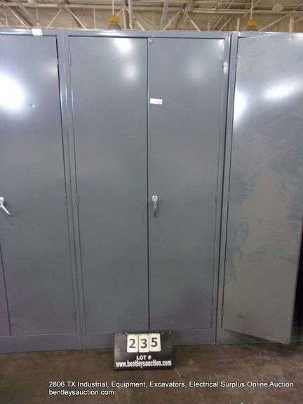 TENNSCO GREY METAL 2-DOOR STORAGE CABINET