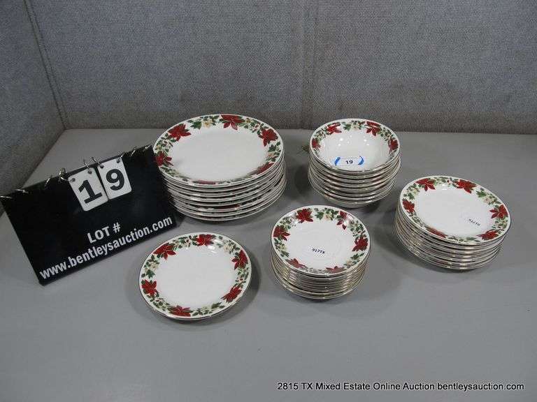 32-PIECE GIBSON HOUSEWARES POINSETTIA CHINA SET