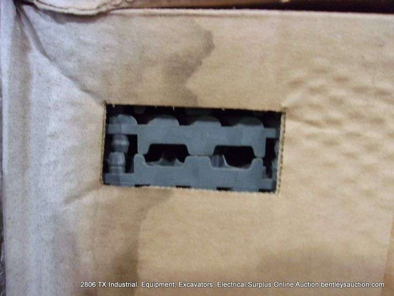 BOX: SWISSTRAX GARAGE FLOWPRO RIBTRAX GARAGE FLOORING TILES - SNAP TOGETHER - GREY 24-PC