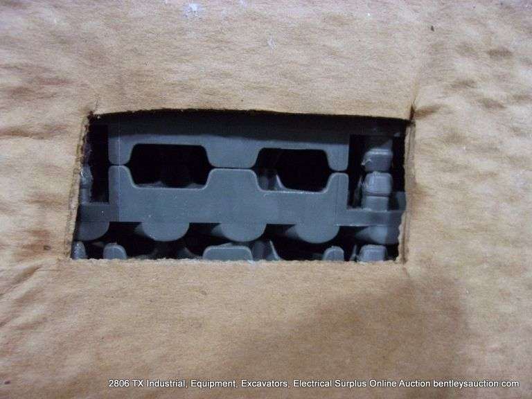 BOX: SWISSTRAX GARAGE FLOWPRO RIBTRAX GARAGE FLOORING TILES - SNAP TOGETHER - GREY 24-PC