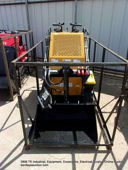 AGT INDUSTRIAL MX-CRT23 RUBBER TRACK STAND-ON MINI SKID LOADER - 23HP