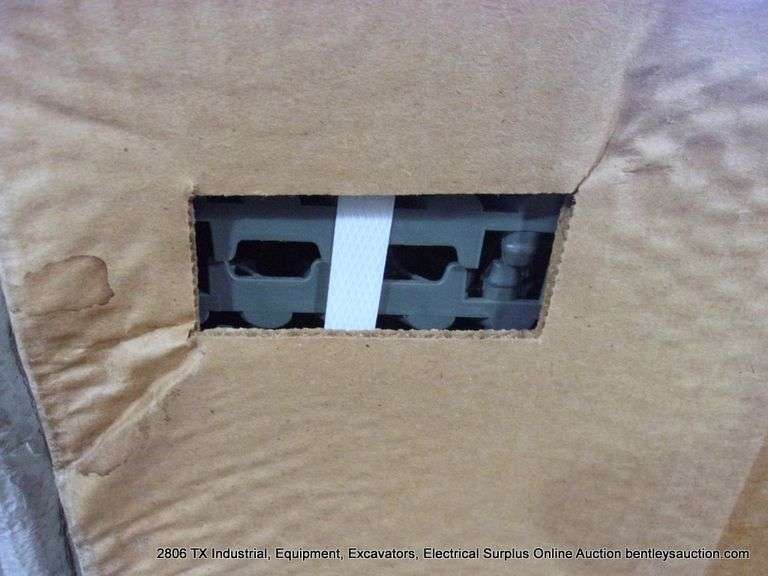 BOX: SWISSTRAX GARAGE FLOWPRO RIBTRAX GARAGE FLOORING TILES - SNAP TOGETHER - GREY 24-PC