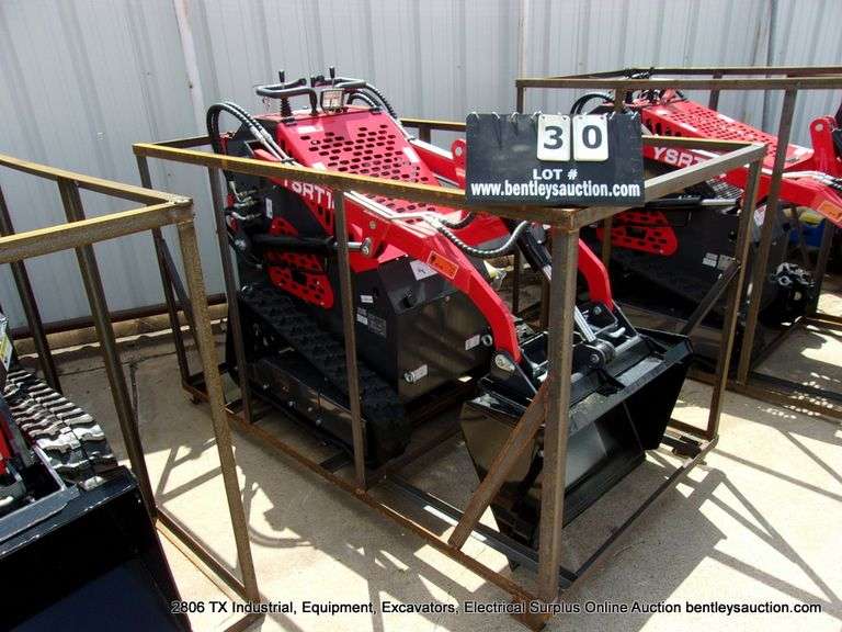 AGT INDUSTRIAL YSRT-14 RUBBER TRACK STAND ON MINI SKID LOADER - 15HP