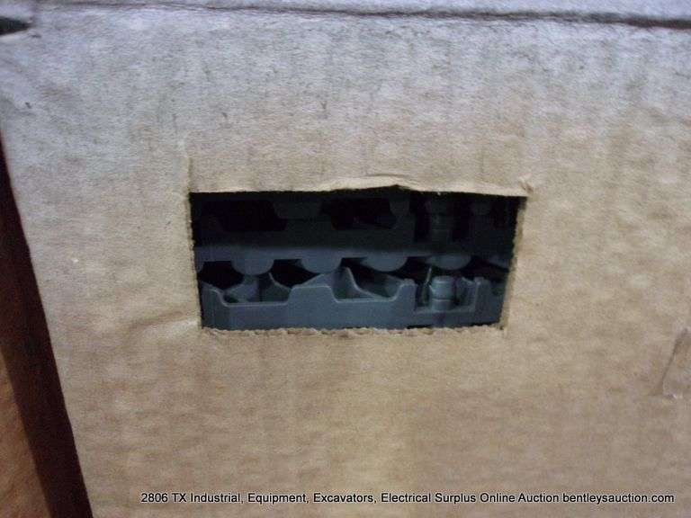 BOX: SWISSTRAX GARAGE FLOWPRO RIBTRAX GARAGE FLOORING TILES - SNAP TOGETHER - GREY 24-PC