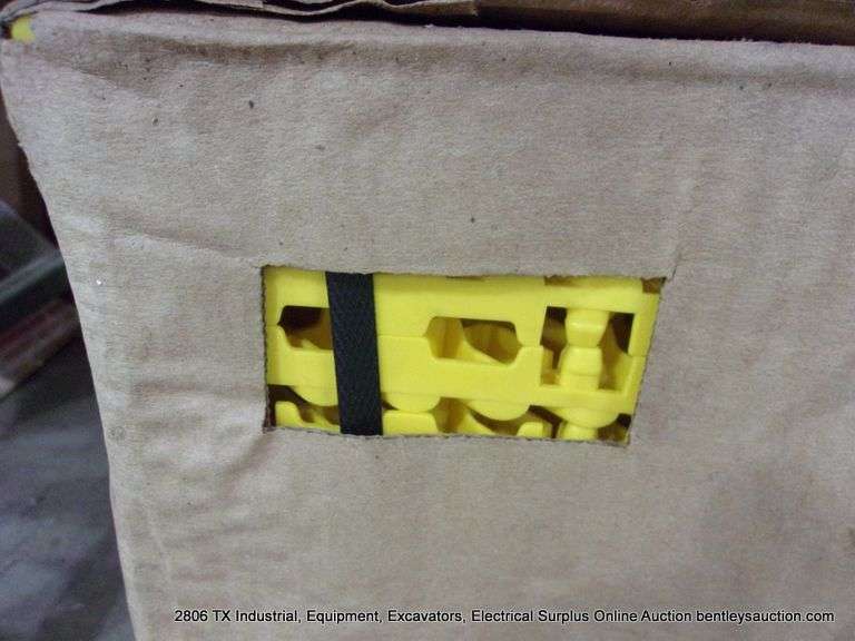 BOX: SWISSTRAX GARAGE FLOW PRO RIBTRAX GARAGE SNAP TOGETHER FLOORING TILES - 24 PCS - YELLOW