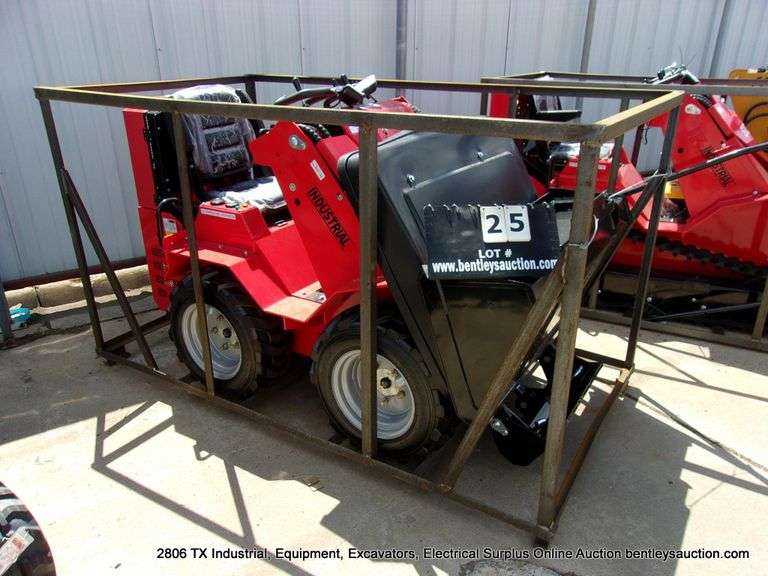 AGT INDUSTRIAL SDA-140W RUBBER TIRE RIDE ON MINI SKID LOADER - 15HP