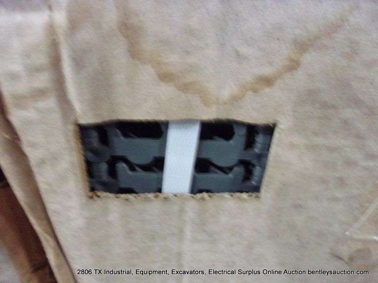 BOX: SWISSTRAX GARAGE FLOW PRO RIBTRAX GARAGE FLOORING TILES - SNAP TOGETHER - GREY 24-PCS