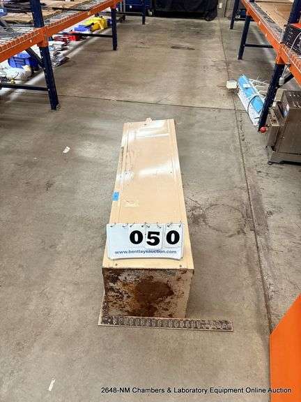 METAL CABINET W/ ASSORTED GLASSWARE