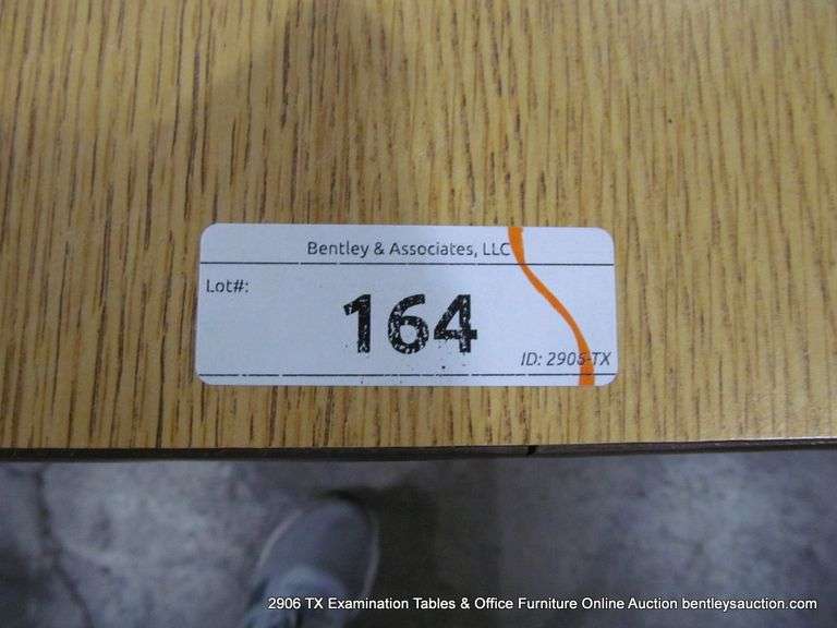 ADJUSTABLE HEIGHT LIGHT WOOD LAMINANT SCHHOL TABLE, 3' X 3' X 27"