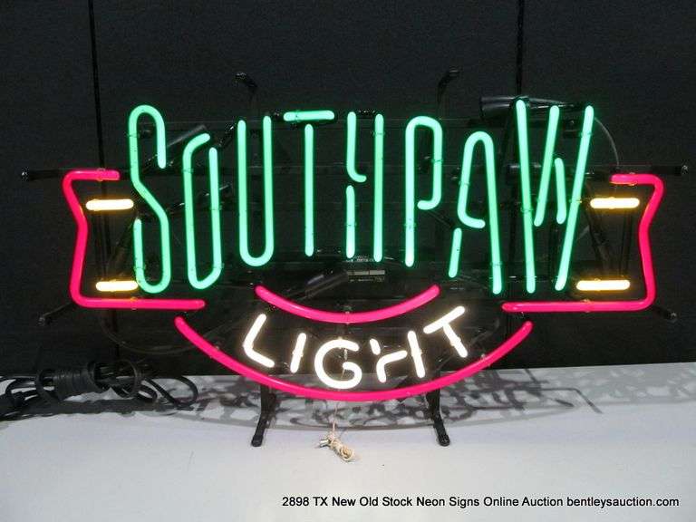 SOUTHPAW SMALL, 26" X 15"