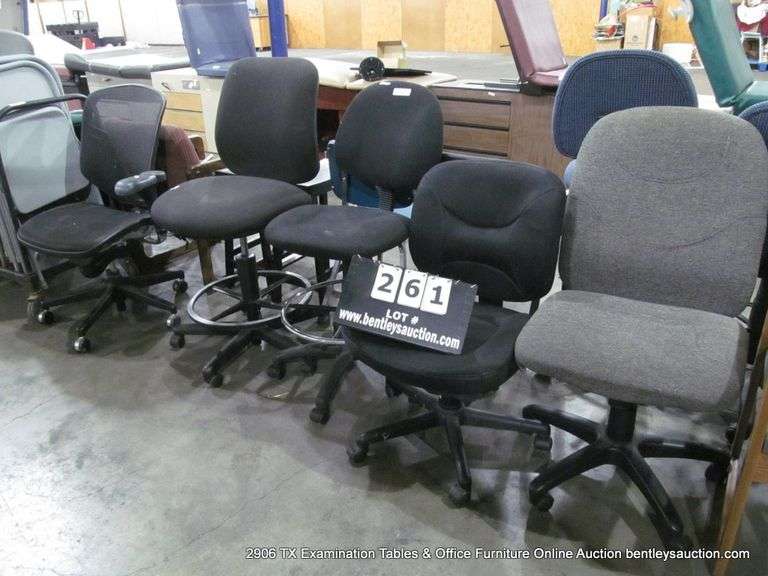 5 - ROLLING DESK CHAIRS (ONE MISSING ARM REST) - 5 X MONEY