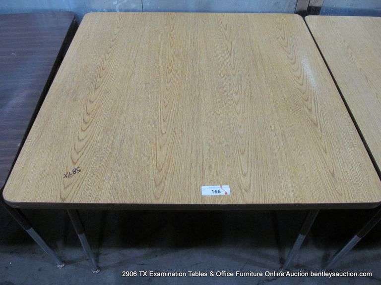 ADJUSTABLE HEIGHT LIGHT WOOD LAMINANT SCHHOL TABLE, 3' X 3' X 27"