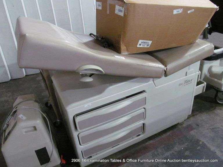 MIDMARK RITTER 204 MEDICAL EXAMINATION TABLE