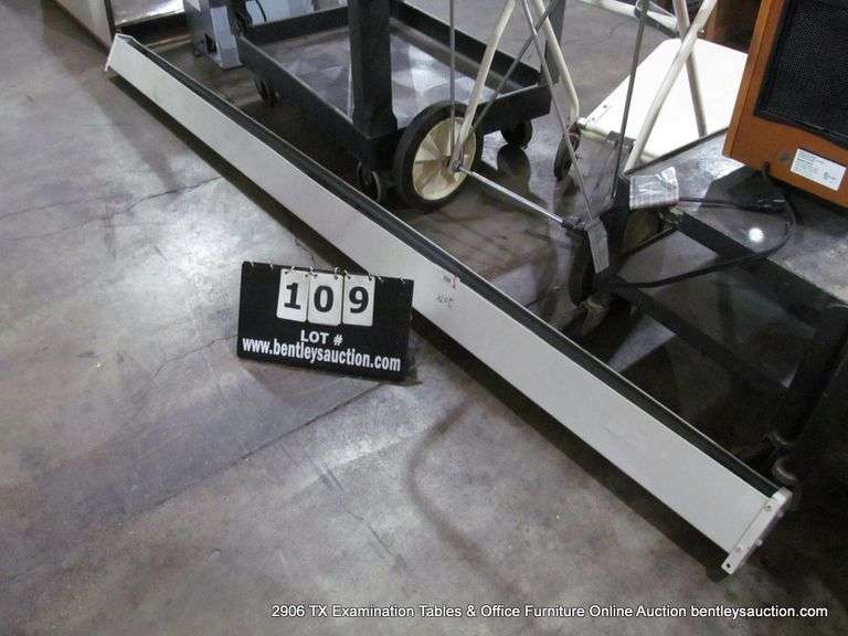 TARGO 8-1/2' LONG HANG-UP PROJECTOR SCREEN