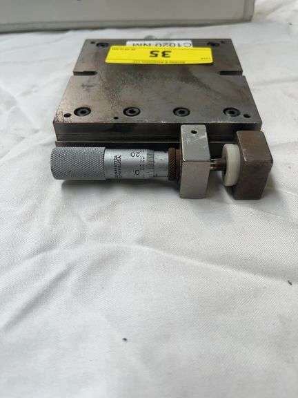MANUAL LINEAR TRANSLATION STAGE W/ MICROMETER HEAD