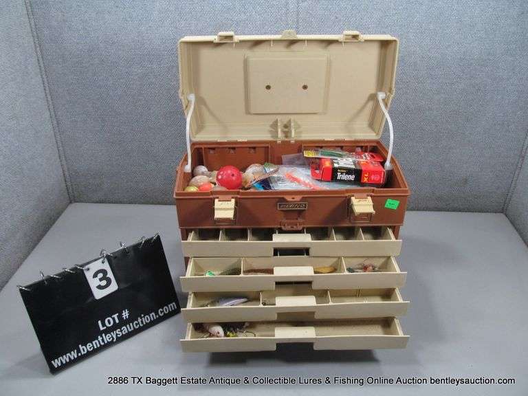 PLANO PLASTIC TACKLE BOX W/ ASSORTED TACKLE & LURES