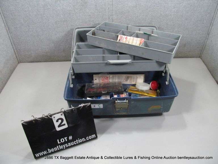 PLANO PLASTIC TACKLE BOX W/ ASSORTED TACKLE & LURES