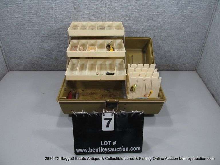 PLASTIC TACKLE BOX W/ ASSORTED TACKLE & LURES