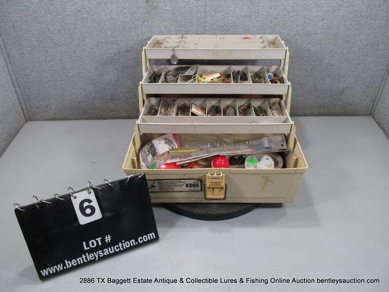 PLANO TACKLE BOX W/ ASSORTED TACKLE & LURES