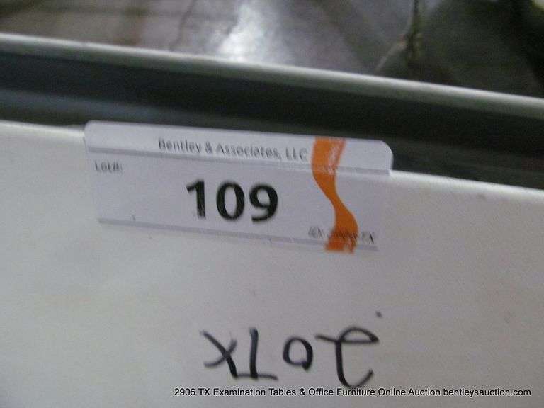 TARGO 8-1/2' LONG HANG-UP PROJECTOR SCREEN