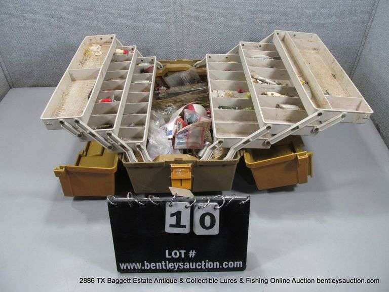 PLANO TACKLE BOX W/ ASSORTED TACKLE & LURES