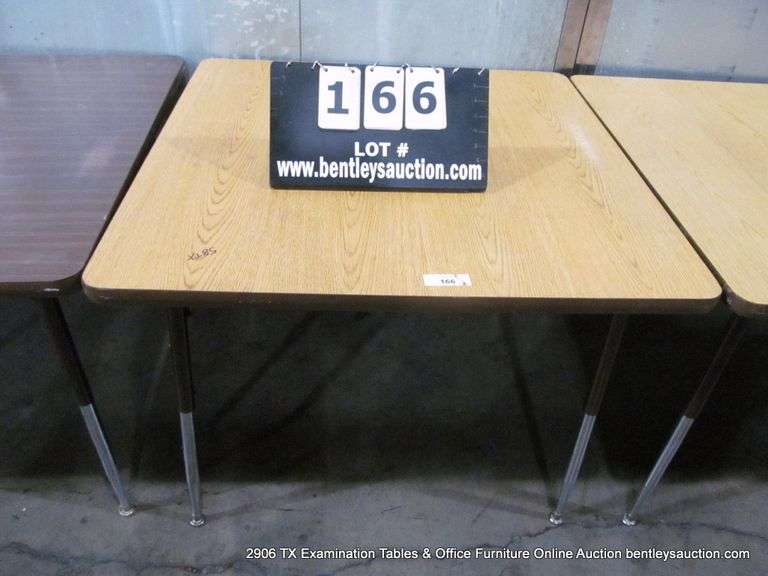 ADJUSTABLE HEIGHT LIGHT WOOD LAMINANT SCHHOL TABLE, 3' X 3' X 27"